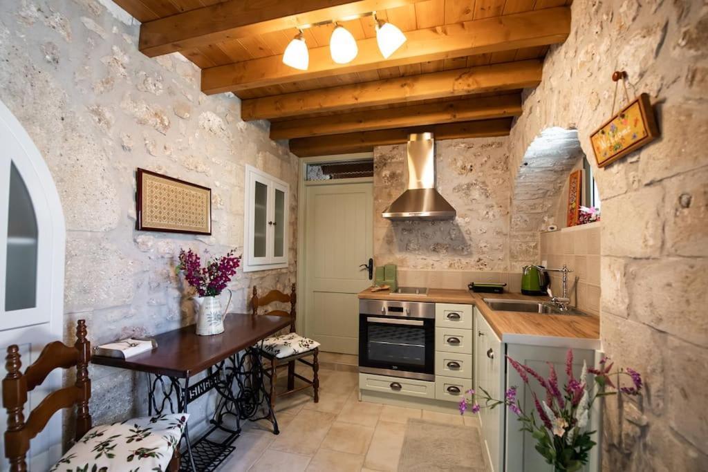 Вилла La Casa Di Bella A Tradional Stone House With Barbecue Karia  Экстерьер фото